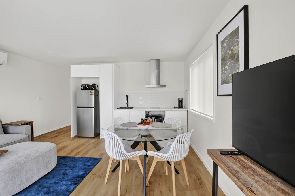One-bedroom cottage: Dining and kitchenette