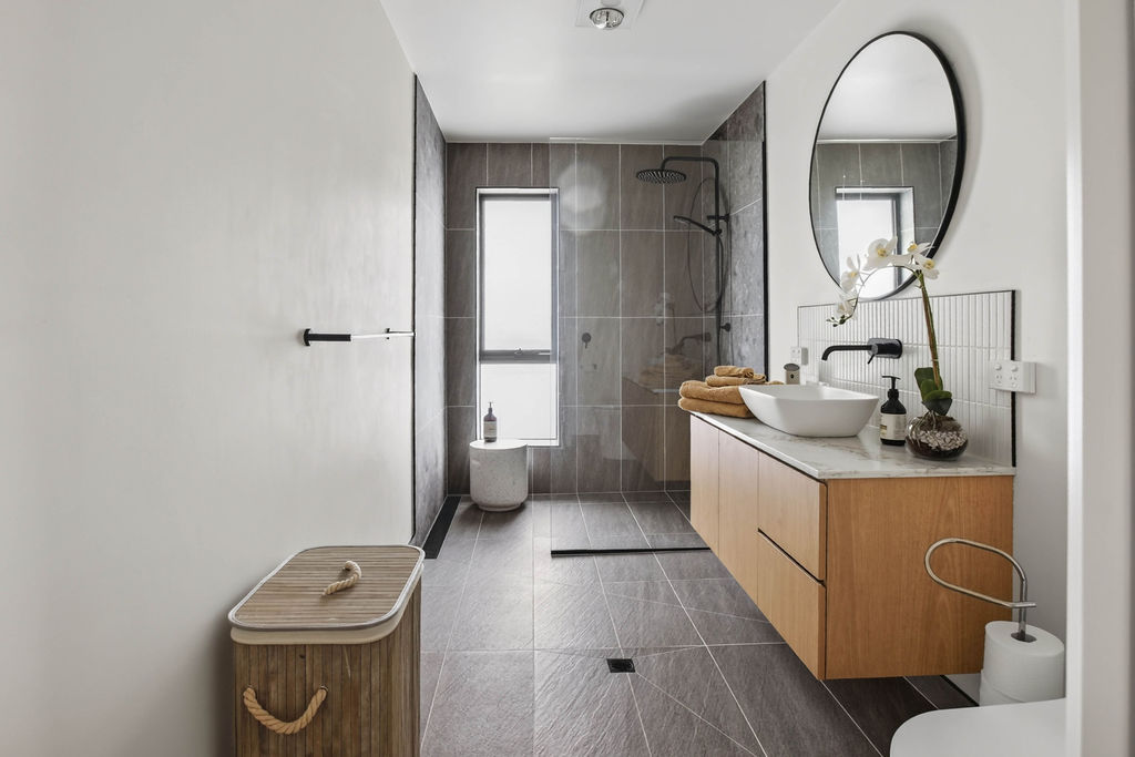 Two-bedroom apartment: Bathroom - entrance view